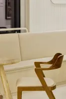 원목 의자와 아이보리 패브릭의 따뜻한 조화